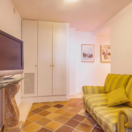 7 Bedroom Cozy In