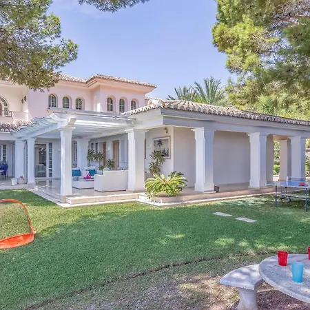 7 Bedroom Cozy In Holiday home *